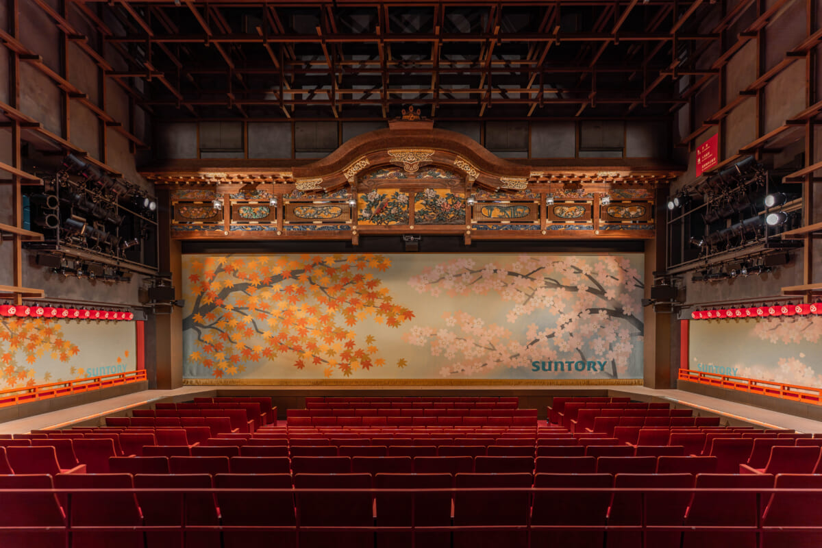 宮川町歌舞練場に舞台設備を納入